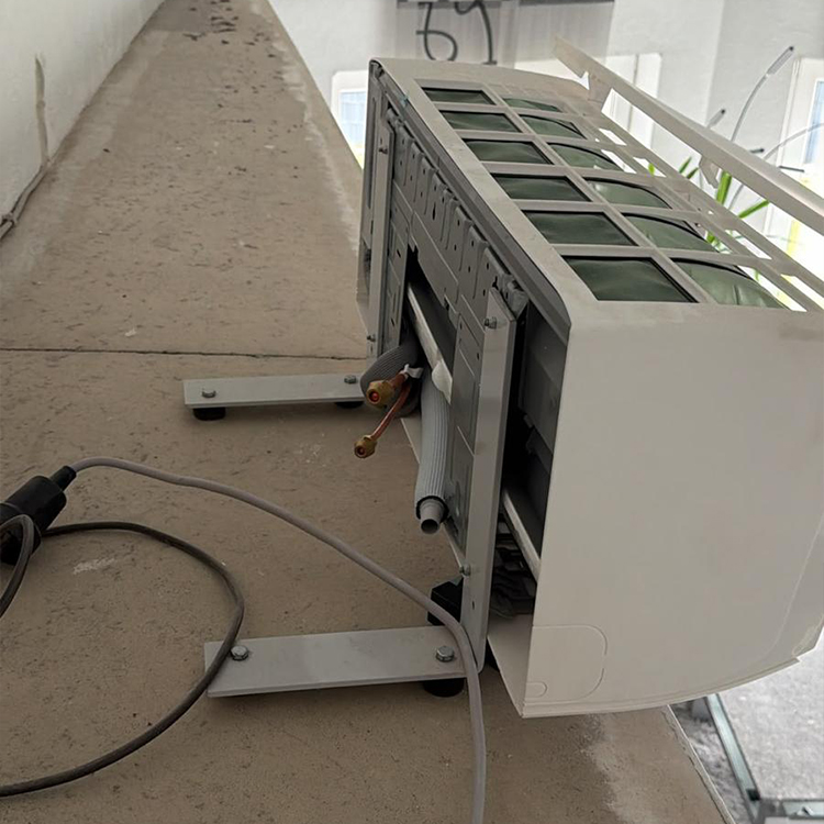 Split-Klimaanlage während der Installation in einem Gebäude