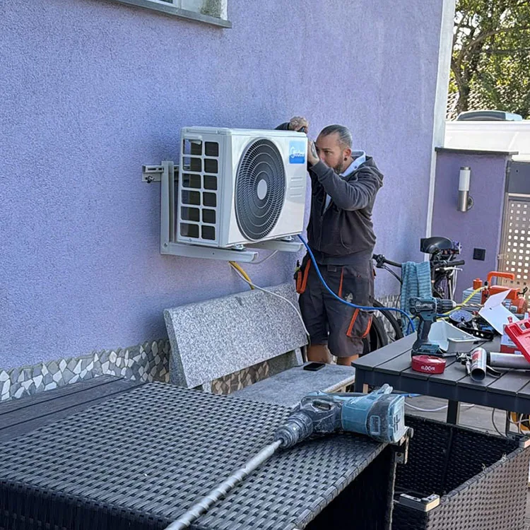 Monteur bei der Installation eines Klimaanlagen-Außengeräts in Hennef