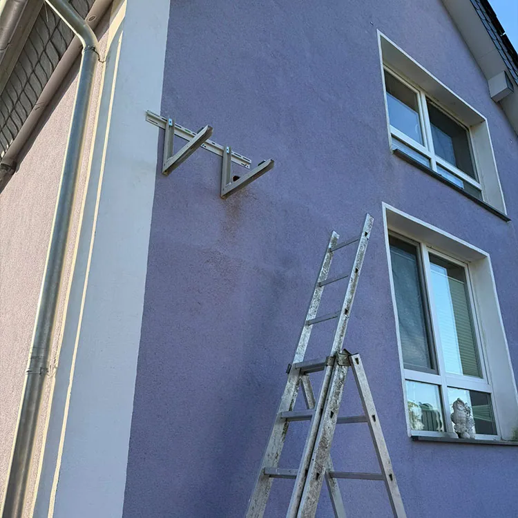 Vorbereitete Wandhalterungen für das Außengerät am Einfamilienhaus in Hennef