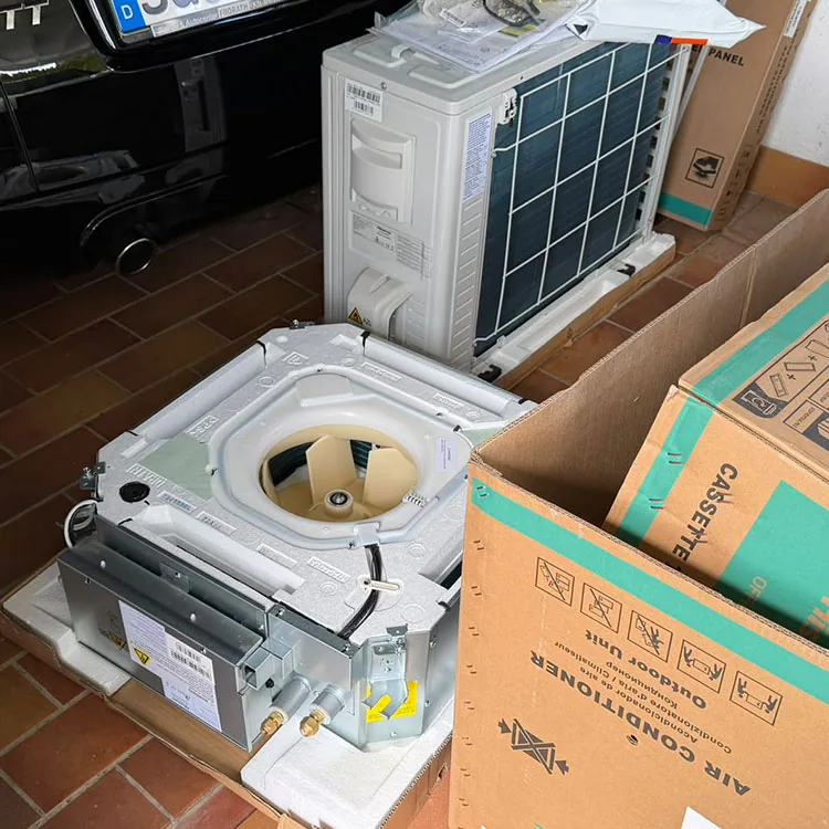 Außengerät und Deckenkassette vor dem Einbau