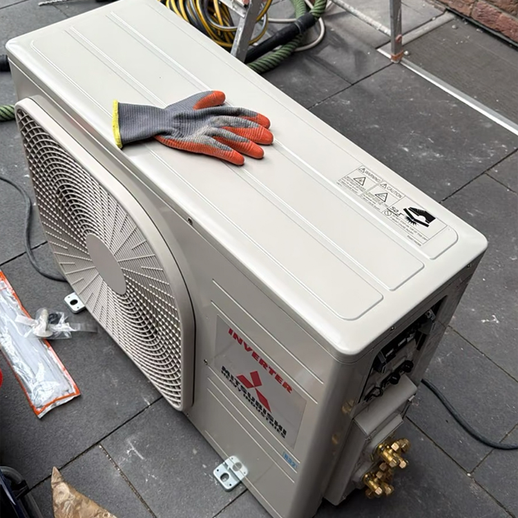 Außengerät einer Split-Klimaanlage bei einer Montage von Klima Daheim