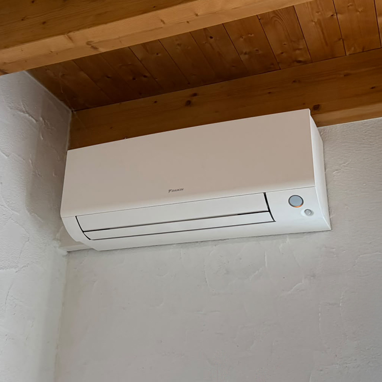 Daikin Klimaanlage an einer Innenwand